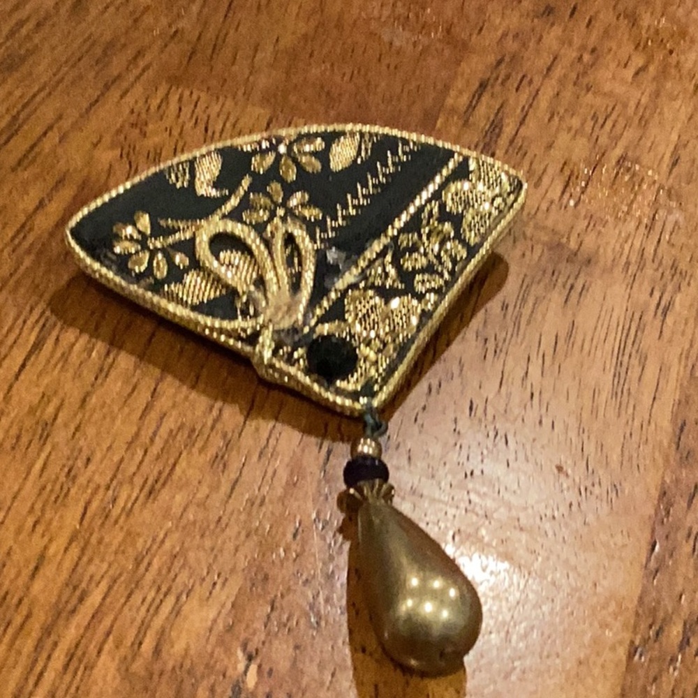 Vintage 80s Black and Gold Fan Style Brooch Pin
